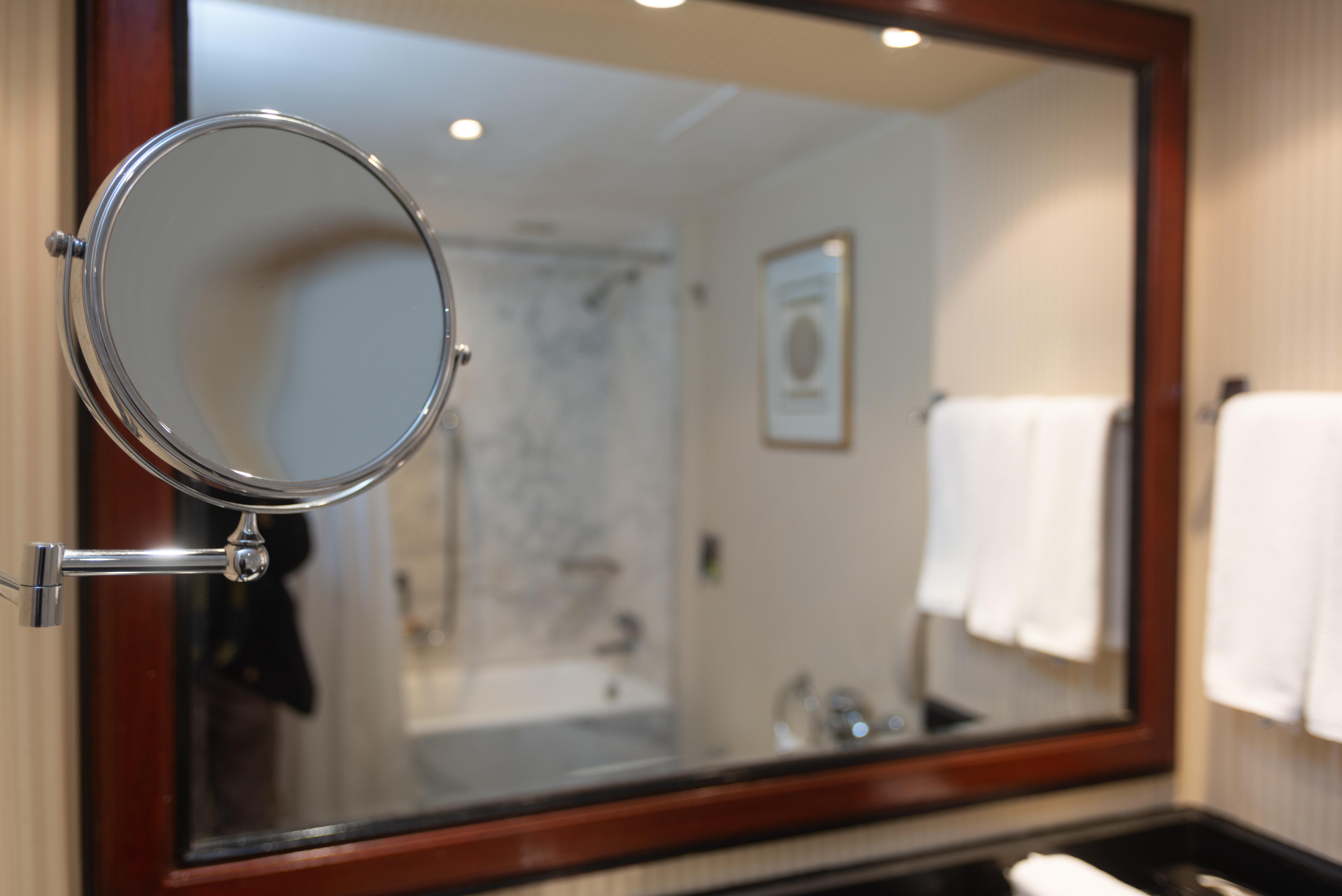 InterContinental Cairo Semiramis, an IHG Hotel Esterno foto A bathroom mirror