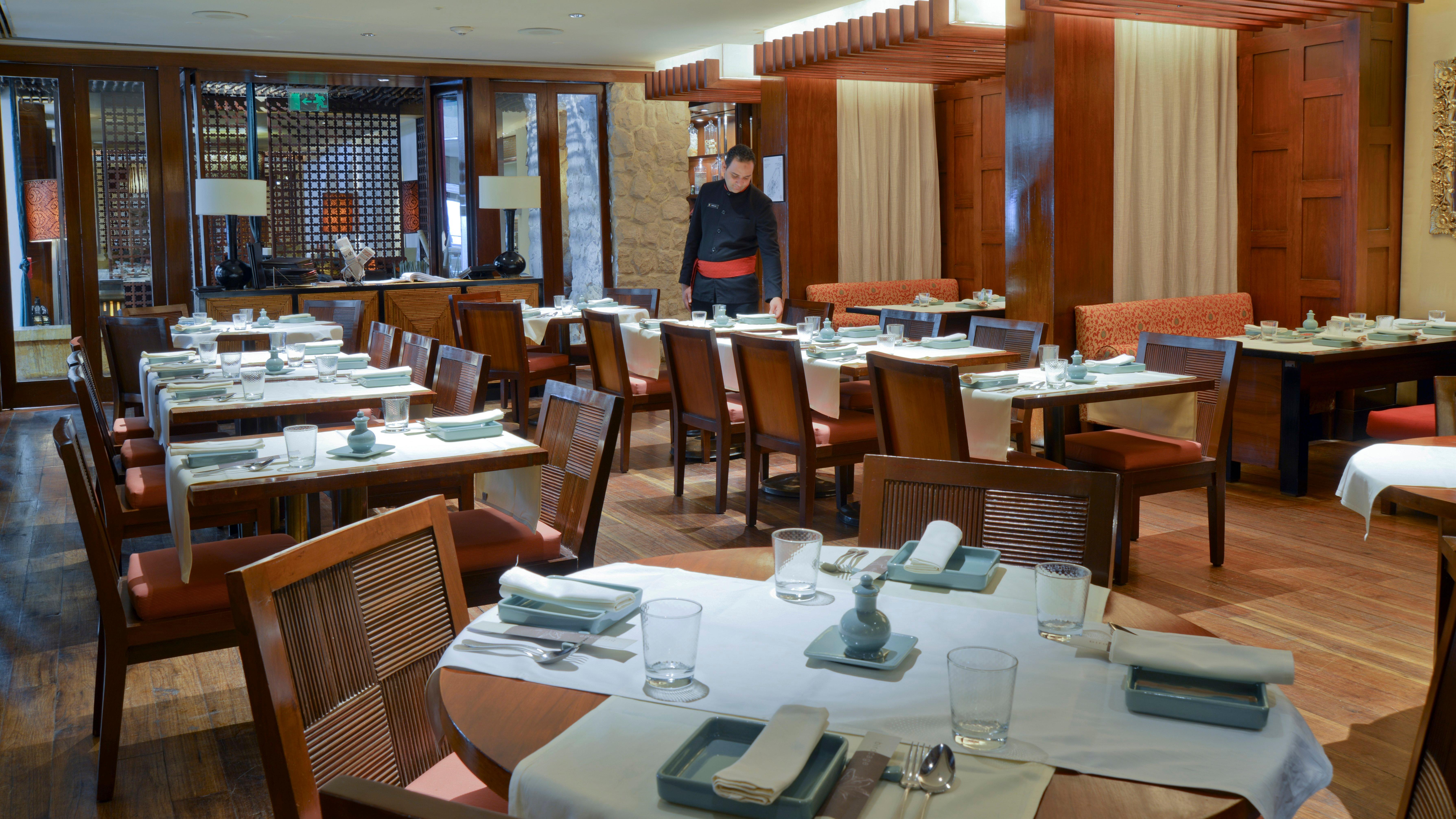 InterContinental Cairo Semiramis, an IHG Hotel Esterno foto A restaurant in a hotel