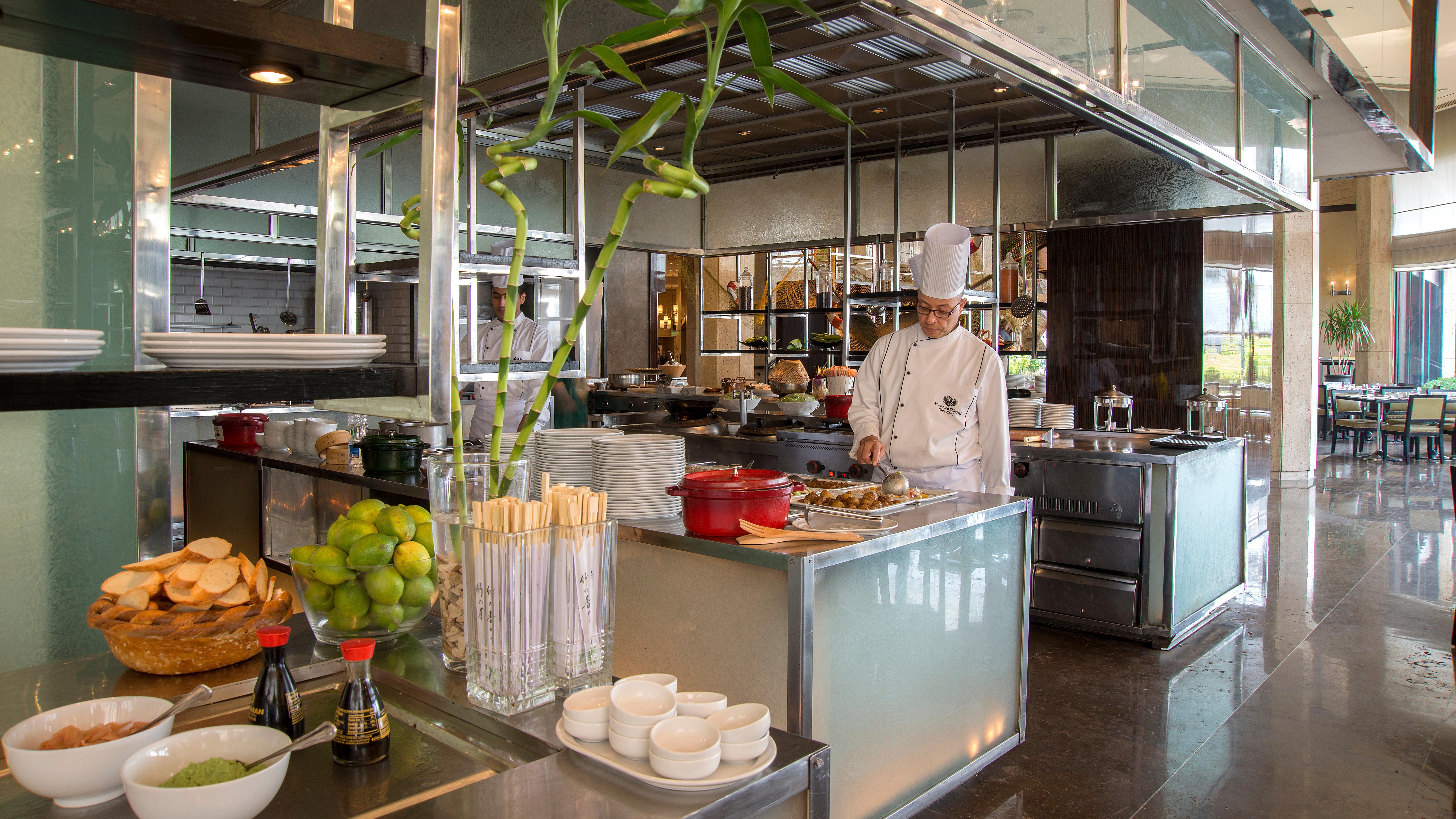 InterContinental Cairo Semiramis, an IHG Hotel Esterno foto A chef at work in a hotel kitchen