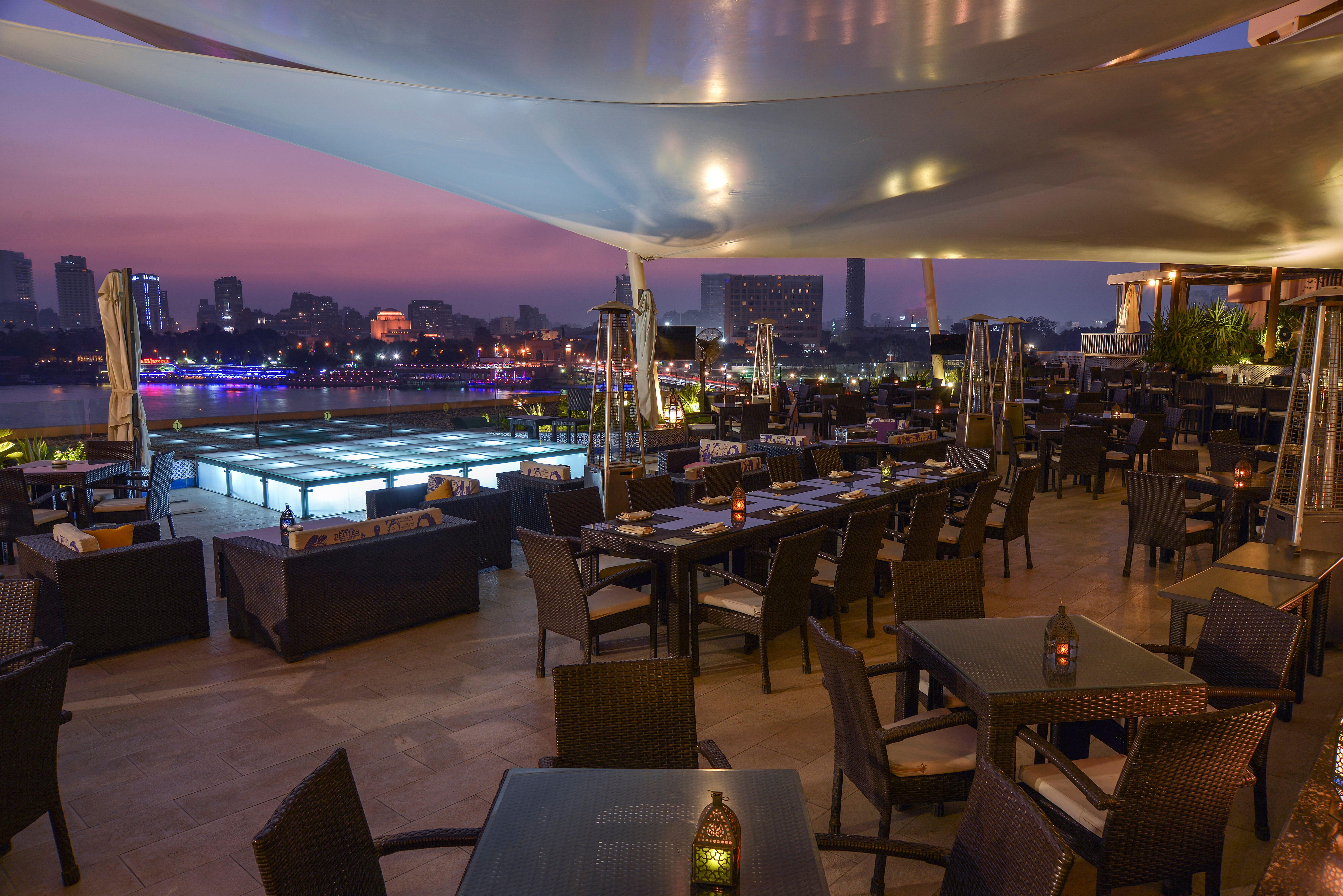 InterContinental Cairo Semiramis, an IHG Hotel Esterno foto The view from the rooftop bar